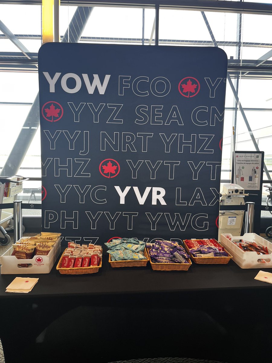 crzyraar's tweet photo. Anyone travelling at YOW today? Free snacks at gate 16! Thanks @AirCanada https://t.co/1w43DDq3rG