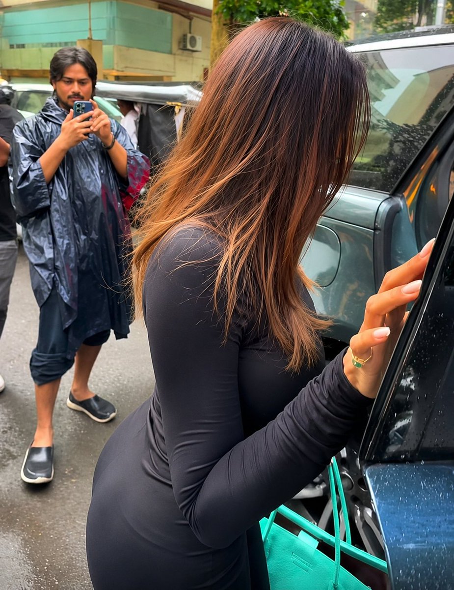t_celebs's tweet photo. Malaika Arora's evening look - Uffff 😍

- Camera Angle for 1st &amp; 2nd PIC 🤯 https://t.co/XDMGH1KmcH