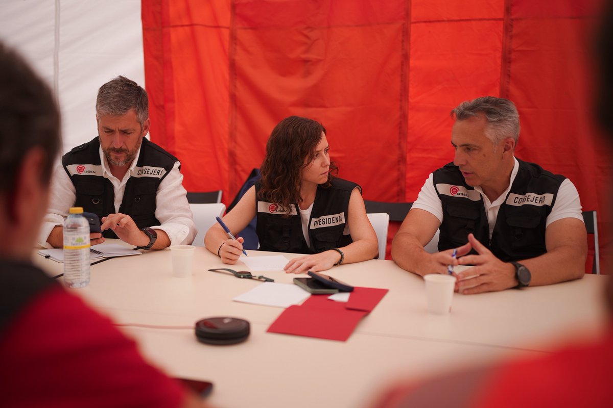 ppmadrid's tweet photo. La presidenta @IdiazAyuso se reúne con los alcaldes de las localidades afectadas por el gran incendio de la Sierra Oeste, en el Puesto de Mando Avanzando instalado en Cenicientos. 

#IFSierraOeste https://t.co/IcY1ShHr8O