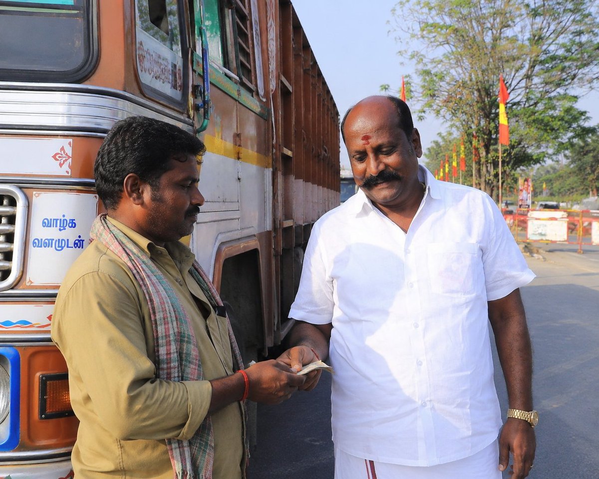 Genuine3792's tweet photo. வெளிமாநிலங்களில் இருந்து தமிழகத்திற்குள் நுழையும் ஒவ்வொரு லாரியிடமும் செக்-போஸ்ட்களில் 500 ரூபாய் வசூலிக்கப்படுகிறது.2021ஆம் ஆண்டில் மத்திய தரைவழி போக்குவரத்துத் துறை அமைச்சகம் ஒவ்வொரு மாநில அரசுகளும் செக்-போஸ்ட்களை நீக்க வேண்டும் என்று உத்தரவிட்டுள்ளது.தெலுங்கானா முதல்வர் ரேவந்த் ரெட்டி கடந்த அக்டோபர் 25 அன்று தெலுங்கானா மாநிலத்தில் இருந்த 15 செக்-போஸ்ட்களை நீக்கினார்; மகாராஷ்டிரா மற்றும் குஜராத் போன்ற மாநிலங்களில் மாநில செக்-போஸ்ட்கள் இல்லை.கொண்டுவந்துள்ள 'பரிவாகன்' (Parivahan) செயலி மூலம் ஒவ்வொரு லாரியும் பதியப்பட்டு, அதன் ஜி.பி.எஸ் (GPS) மற்றும் சரக்கு விவரங்கள் கண்காணிக்கப்படுகின்றன. எனவே, போக்குவரத்துச் செக்-போஸ்ட்கள் தேவையில்லை என்று வாதிடப்படுகிறது.இத்தகைய உத்தரவுகள் மற்றும் நவீன தொழில்நுட்பங்கள் இருந்தபோதிலும், தமிழகத்தில் இன்னும் 22 போக்குவரத்துச் செக்-போஸ்ட்கள் இயங்கி வருவது சட்டவிரோதமானதுதமிழகத்தில் மட்டும் 22 சோதனைச் சாவடிகள் தொடர்ந்து செயல்படுவது சட்டவிரோதமானது என்றும், இதனால் லாரி உரிமையாளர்களிடம் கூடுதல் பணம் வசூலிக்கப்படுகிறது