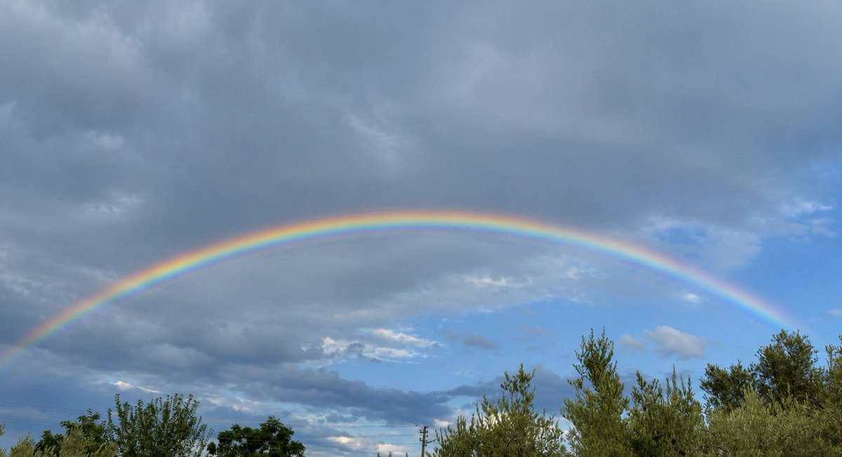 mortalinca's tweet photo. Başarı da gökkuşağı gibidir; uzaktan sadece renkler görünür. Oysa arkasında yağmur, sabır ve doğru zamanda doğan güneş vardır. 🌈
Photo : Cenk Kır İPhone 
Date: 25.07.2026
Zone : Belek 

#yağmur #Rainbow https://t.co/Ms8rBT0Osq