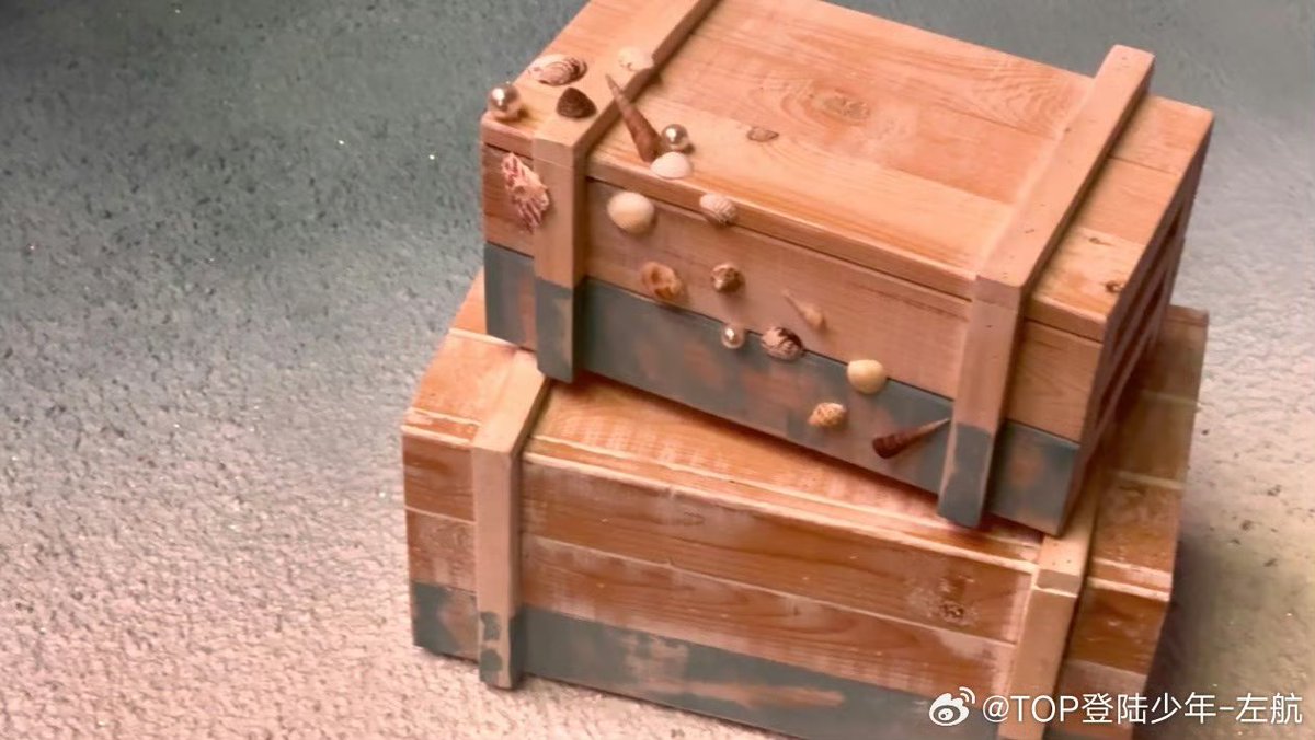 ZUOHANG_TH_'s tweet photo. TOP登陆少年 #左航 Weibo Update!
2026.07.25

ในตอนท้ายคือผมนำสร้อยที่เขียนว่า left และอีกเส้นที่เขียนว่า right ใส่ลงไปในขวดที่บรรจุน้ำตาสีครามไว้จนเต็ม เพราะมีตำนานเล่าว่า คนที่เคยดูน้ำตาสีครามด้วยกัน จะไม่มีวันต้องแยกจาก หวังว่าความรักของผมจะสามารถเป็นดั่งแสงสีฟ้าเรืองแสงเส้นสายน้อย ๆ ที่ลึกลับและสงบนิ่งท่ามกลางท้องทะเลยามค่ำคืนอันมืดมิด คอยปลอบโยนหัวใจที่โหมกระหน่ำของทุกคนให้สงบลง ได้ยินมาว่าบางครั้งที่ชิงเต่าก็มีน้ำตาสีครามปรากฏขึ้นเหมือนกันนะ สุดท้ายนี้ ทุกคนที่เดินทางมาดูพวกเราที่คอนเสิร์ต ทุกคนเหนื่อยกันมากแล้วนะ ต่อให้พวกเรา TOP จะไม่ได้อยู่ด้วยกันจนถึงวันที่โลกแตก แต่อย่างน้อยก็ขอใช้เวลาร่วมกับทุกคนให้เต็มที่ตลอดสามวันที่เหลือก่อนล่ะ ฮ่าๆๆ จาก LEFT ที่รักพวกคุณ (หรือจะเป็นจั่วหาง เสี่ยวจั่ว หรืออาหางของจั่วจั่วก้ได้นะ ถ้าคุณเรียกแล้วมีความสุข จะเรียกผมว่าหางจังก็ได้ ขอให้ทุกคนฝันดีนะครับ

#ZuoHang #จั่วหาง #LEFT #加点zuo料
#TOP登陆少年组合 #TransfOrmProject