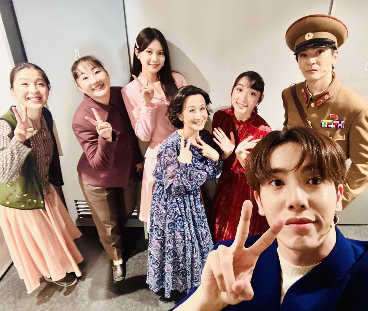 takigawasoko's tweet photo. ワタクシのへっぽこスマホで撮りました笑、スンジュンと仲間達ショット🤣

私が「ねーねー🦔、ダン、スンジュンと撮りたいなー」
って言ったら、たまたま廊下にいましたメンバーも入れるタイミングて。

（入りたい人明日も募集しよかな）

私のカオが前面に来るより、皆な大好きなスンジュンがいいよ！、ってことで、手の長いスンジュンにスマホ持ってもらいました🤭笑笑
（どないやねん）

明日が東京千秋楽。
大阪はあっという間の4回。

カウントダウン愛の不時着。

大好きすぎる座組….
泣けちゃうくらいに全員が一生懸命な熱量高いカンパニー。

#愛の不時着