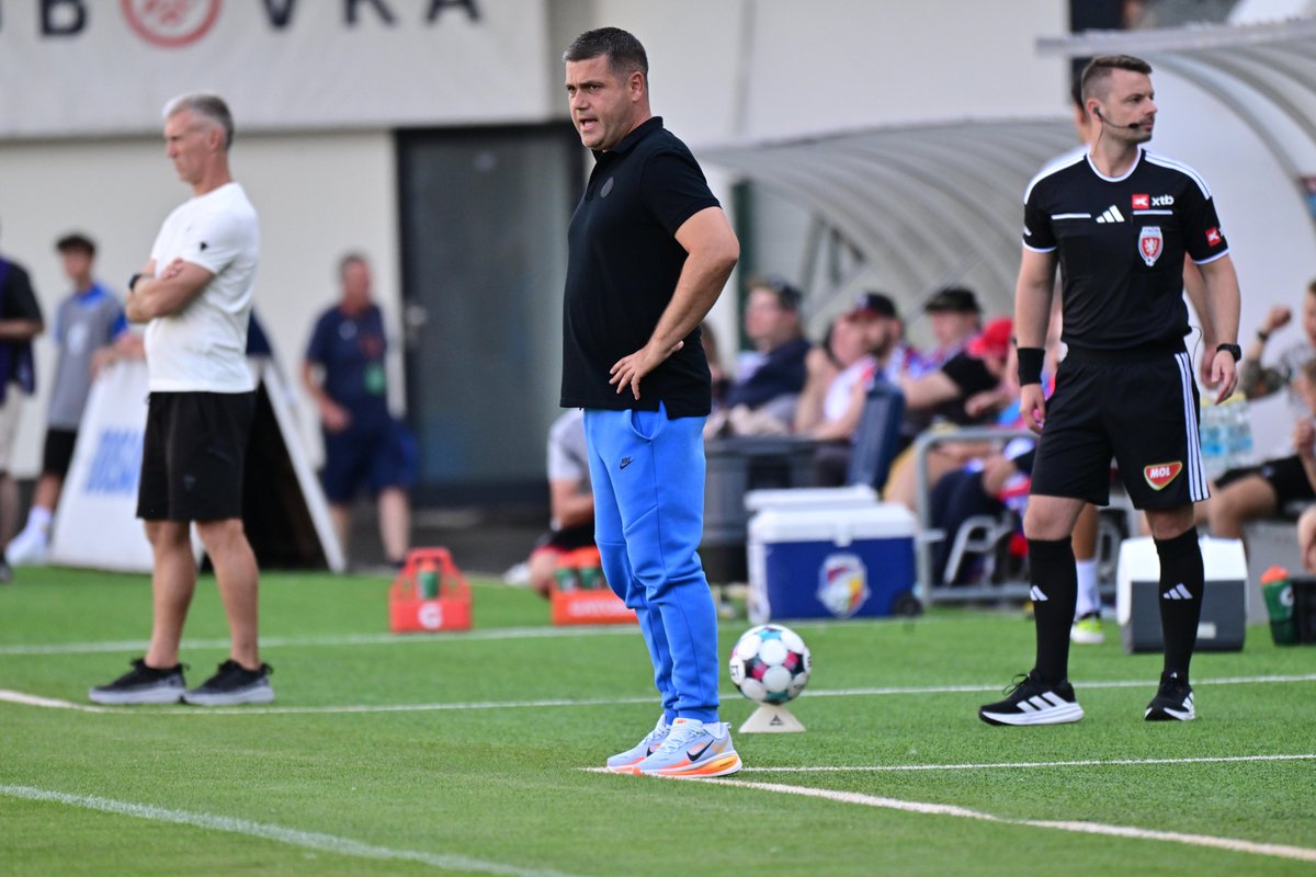 FCSlovanLiberec's tweet photo. ⏱️46' | #PLZLIB | 0:1
Jdeme na druhou půli, zatím bez střídání.
P.S.:
Černé polo už je taky dostupné v e-shopu:
🛒 https://t.co/WNx522tGgS https://t.co/pA5npNxIOx