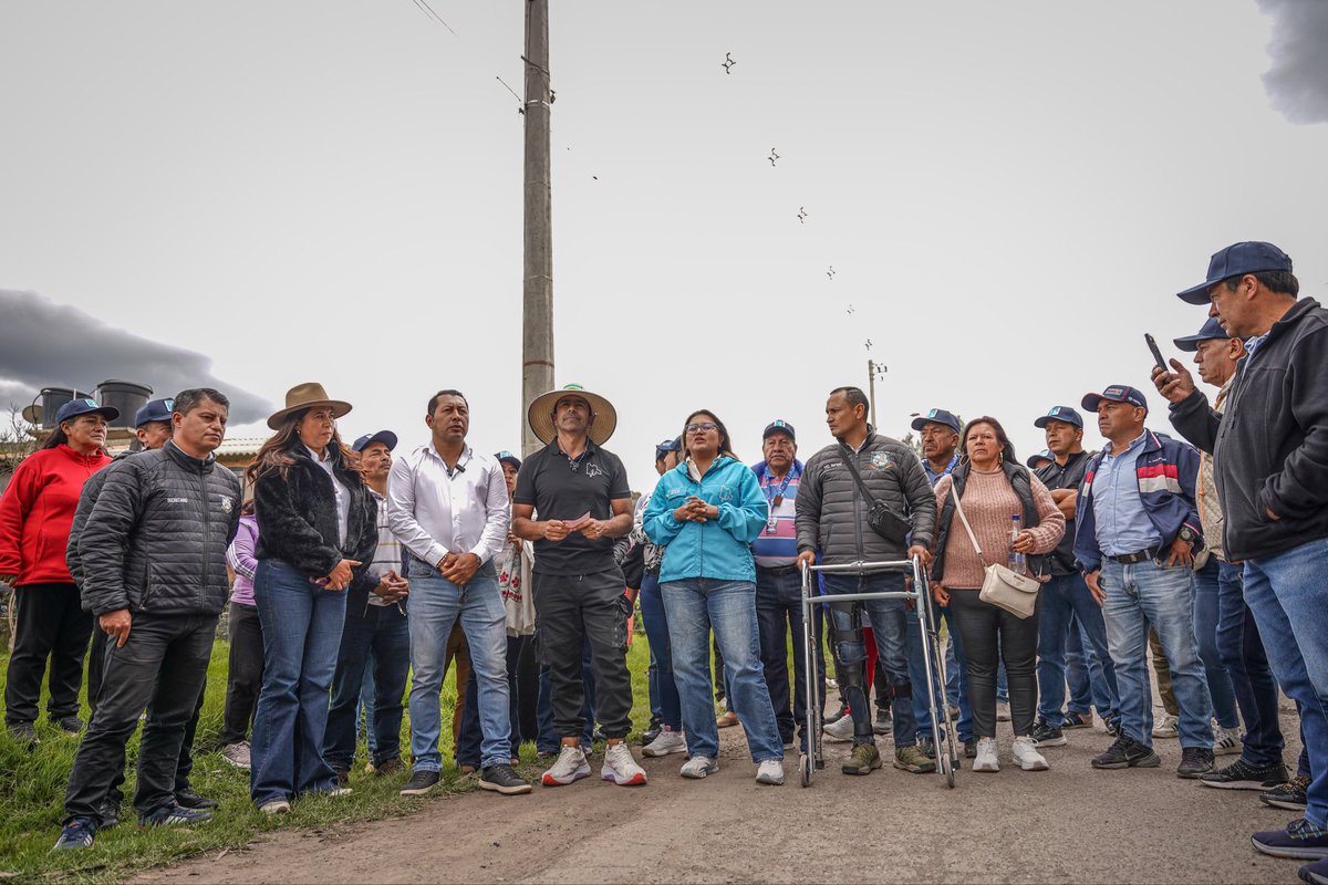 CundinamarcaGob's tweet photo. #AndoCumpliendo | En #Cucunubá, el gobernador @JorgeEmilioRey anunció una inversión de $20.000 millones para intervenir 4,2 kilómetros del corredor principal, una obra que fortalecerá el turismo, la actividad artesanal y la movilidad del municipio. https://t.co/4QgYlfhQ3A