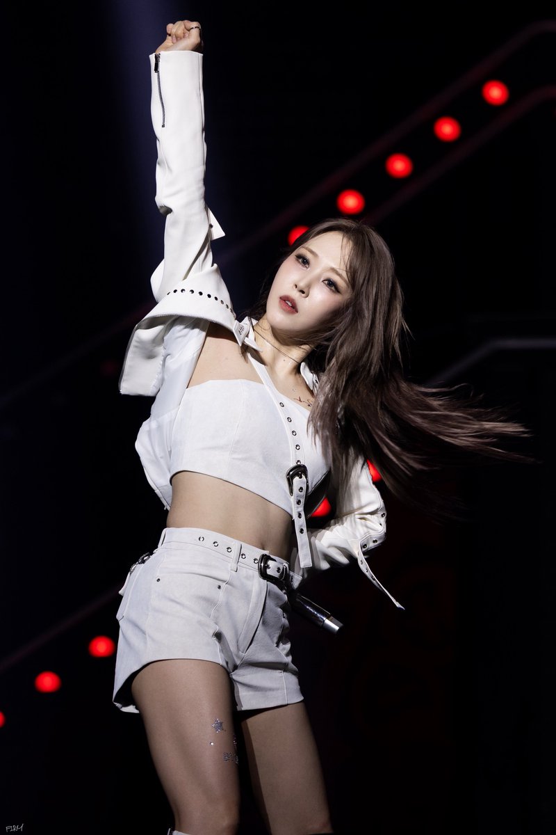 firmstarchaser's tweet photo. 260718 마마무 마카오 콘서트 4WARD

#마마무 #MAMAMOO #문별 #MOONBYUL https://t.co/bHWgOtYVG4