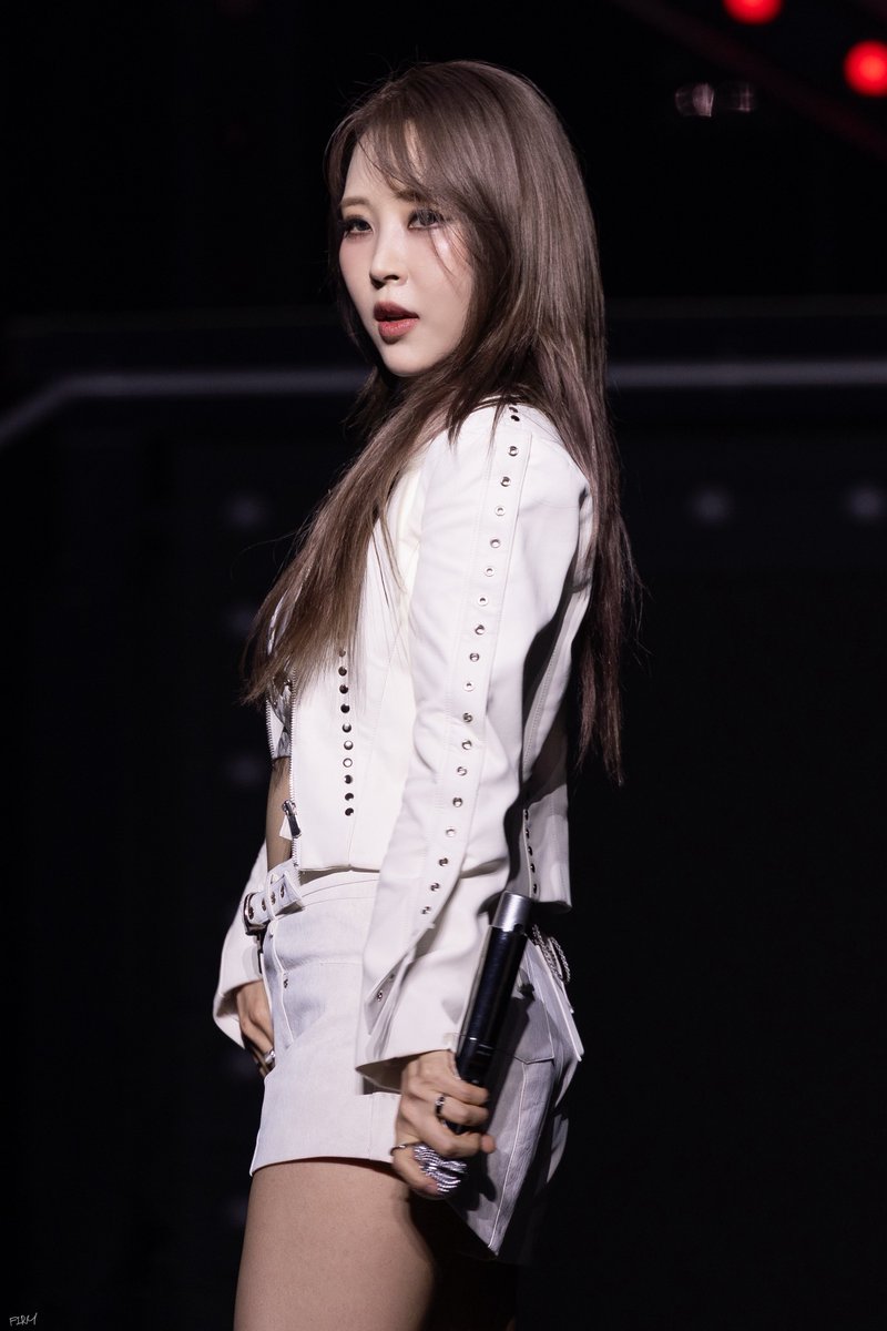 firmstarchaser's tweet photo. 260718 마마무 마카오 콘서트 4WARD

#마마무 #MAMAMOO #문별 #MOONBYUL https://t.co/bHWgOtYVG4