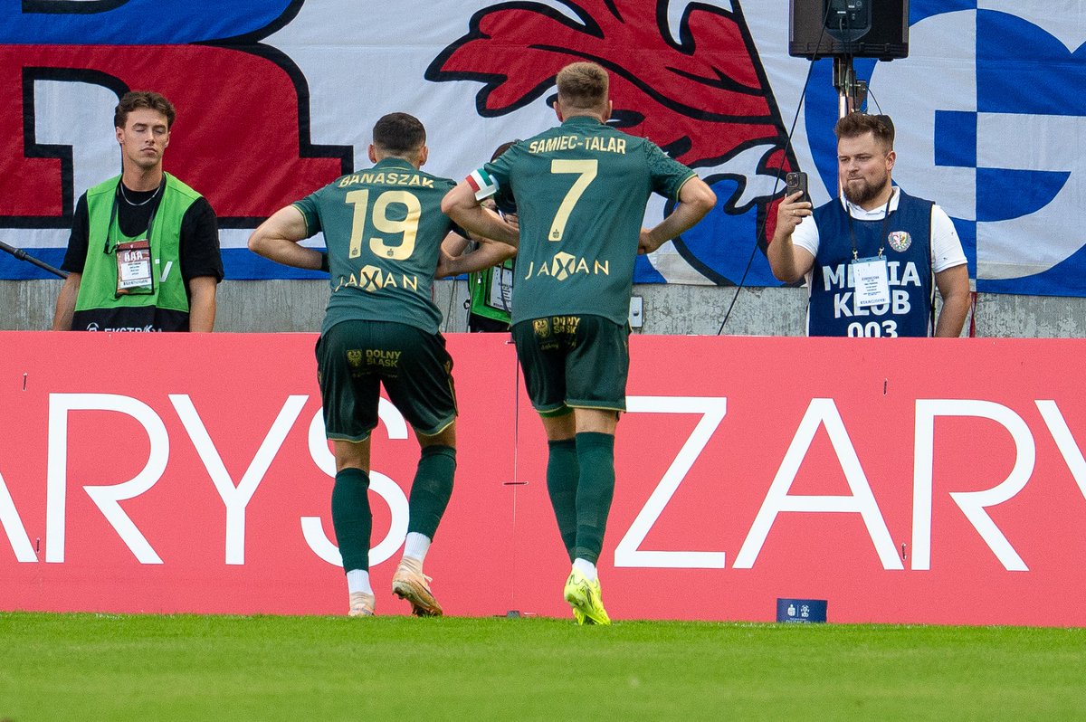 Slasknet's tweet photo. Cieszynka Banaszaka była obietnicą, którą napastnik złożył jednemu z podopiecznych @fundacjacancer A że to słowny gość, to już po kilku minutach spełnił obietnicę🥹😍🦆

@CANALPLUS_SPORT https://t.co/WntsnjJtx9