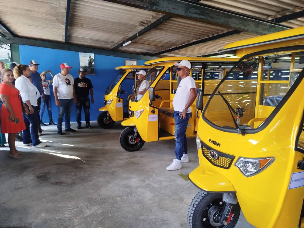 LorenzoOsbel's tweet photo. En la mañana visitamos  Jobabo para inaugurar obras y poner en funcionamiento los nuevos triciclos eléctricos que se le asignaron al municipio #SíSePuede #PorLasTunasLaVictoria #LasTunas https://t.co/y6RvIrYaMJ