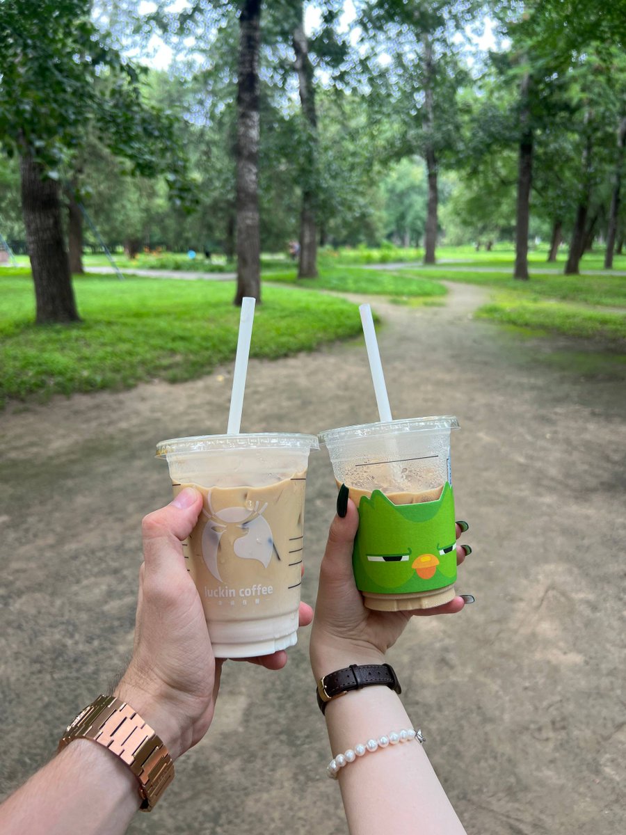 anazyvaeva's tweet photo. Кофе попили вкусного, в парке роз погуляли, в храм неба сходили, я там лицом в чью то жопу подышала, и ушла https://t.co/DL8zcwHos5