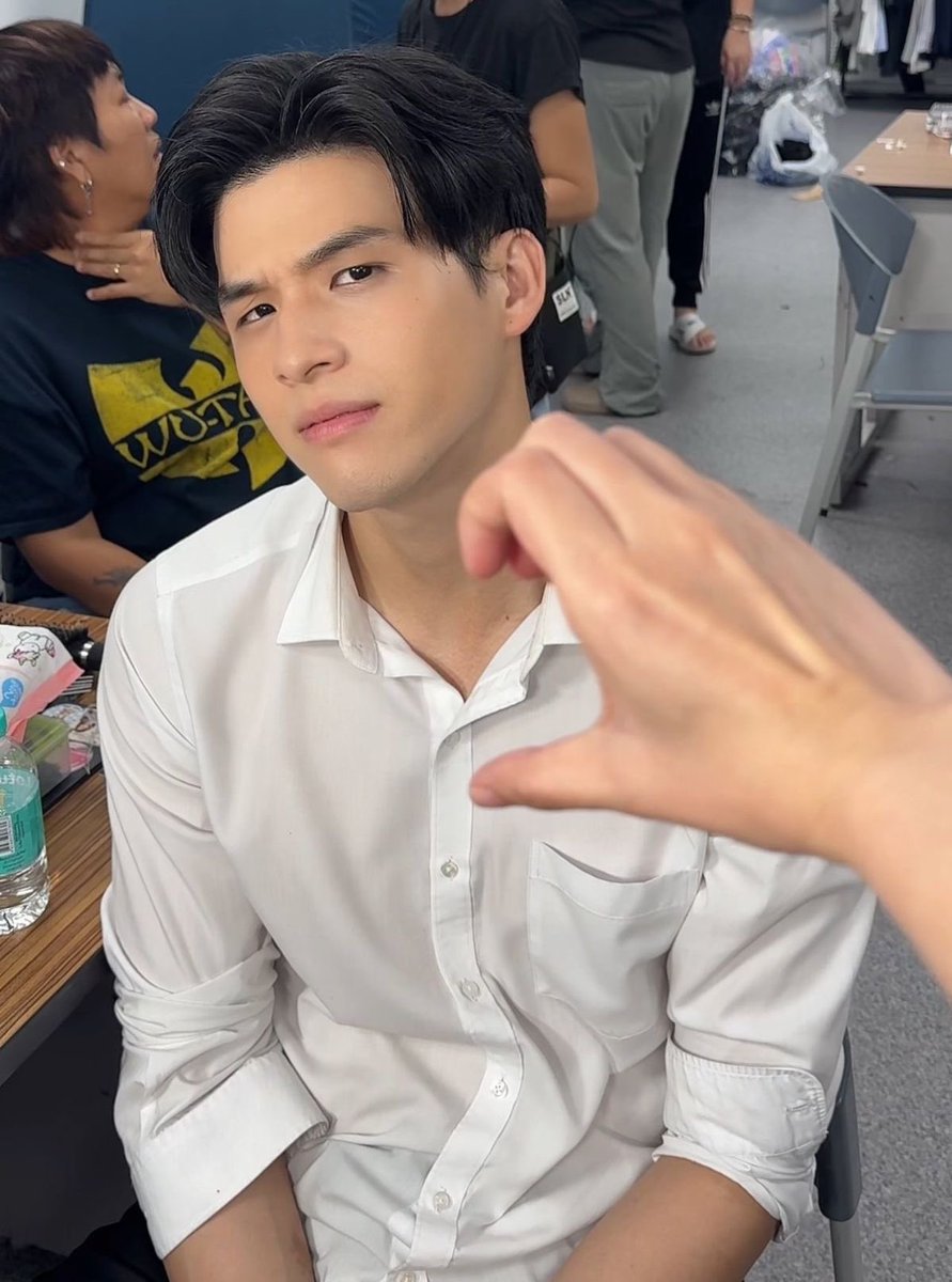 SKYasSAMOYED's tweet photo. ไม่รู้ว่าจะเรียกเป็นข้อดีหรือข้อเสียดี เพราะสกายเป็นคนหน้าสั้น คางไม่ยาว ทำให้มีแก้ม เลยดูไม่แก่ ไม่เฒ่า ขนาดใกล้ 30 ยังโดนยื่นเสนอบทเด็กนักเรียนให้อยู่เลย แต่อีก 20 30 ปี สกายจะเป็นคนที่มีความสุขมาก เพราะหน้าไม่แก่ตามวัย แต่ใดๆ คืออยากเห็นสกายกับบทคนโตเชื่อว่าทำได้แค่เปิดหน้าผาก https://t.co/EbwVA23bzY