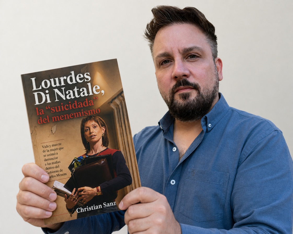 christiansanzok's tweet photo. Acá, con mi libro número 14: Lourdes Di Natale, la "suicidada" del menemismo https://t.co/8yW0JABjWj