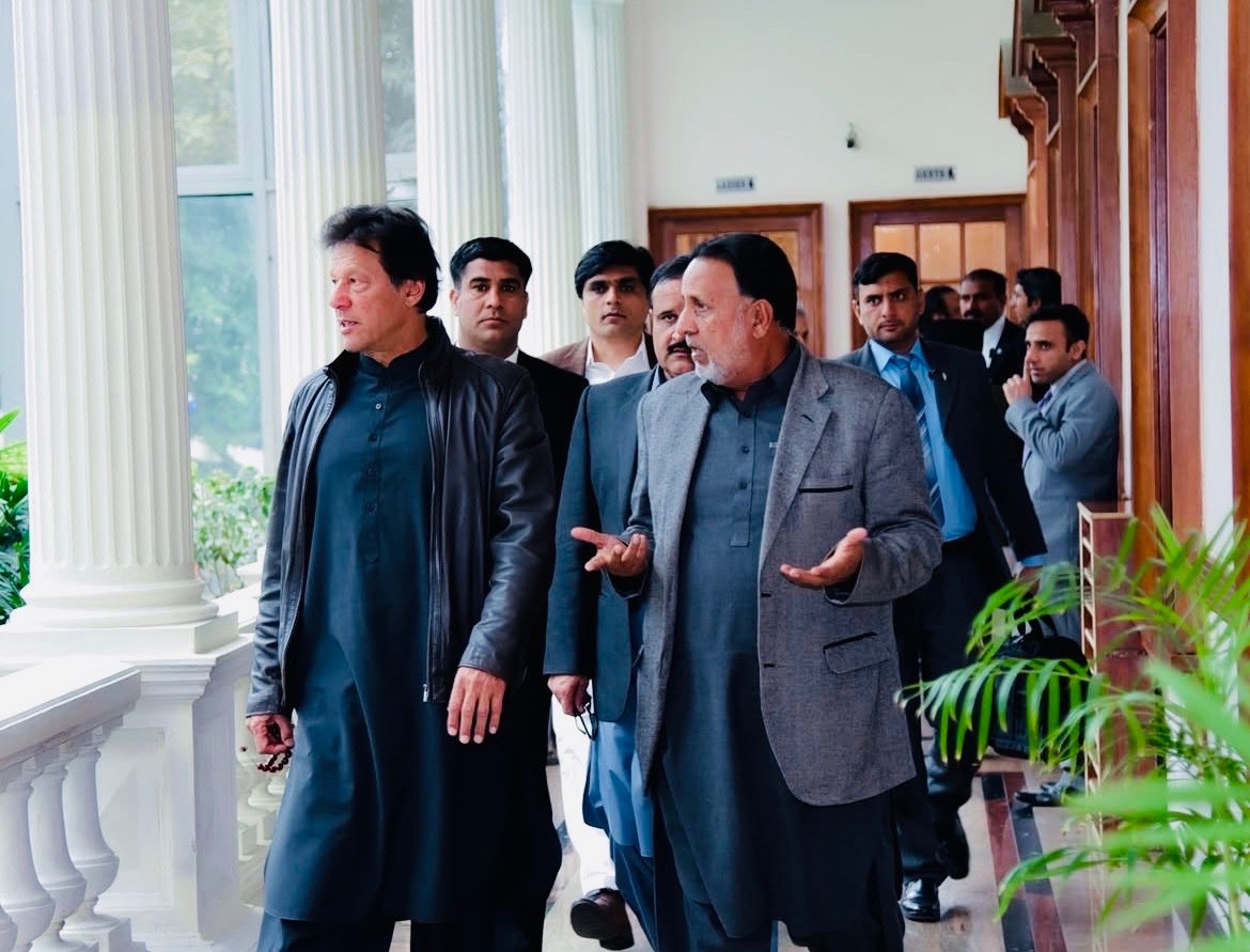 Maryam_Kalsoom1's tweet photo. میرے والد، میاں محمود الرشید، جیل کی سلاخوں کے پیچھے ہیں، مگر ان کا عزم بلند ہے۔عمران خان کے شانہ بشانہ کھڑا ہونا اس بات کا ثبوت ہے کہ وہ کسی جبر کے آگے جھکنے والے نہیں۔ان کے نظریات زندہ ہیں۔ وہ آزادی اور سچائی کے لیے کھڑے ہیں، چاہے قیمت کچھ بھی ہو۔
#FreeImranKhan https://t.co/EeM87SD5Q7