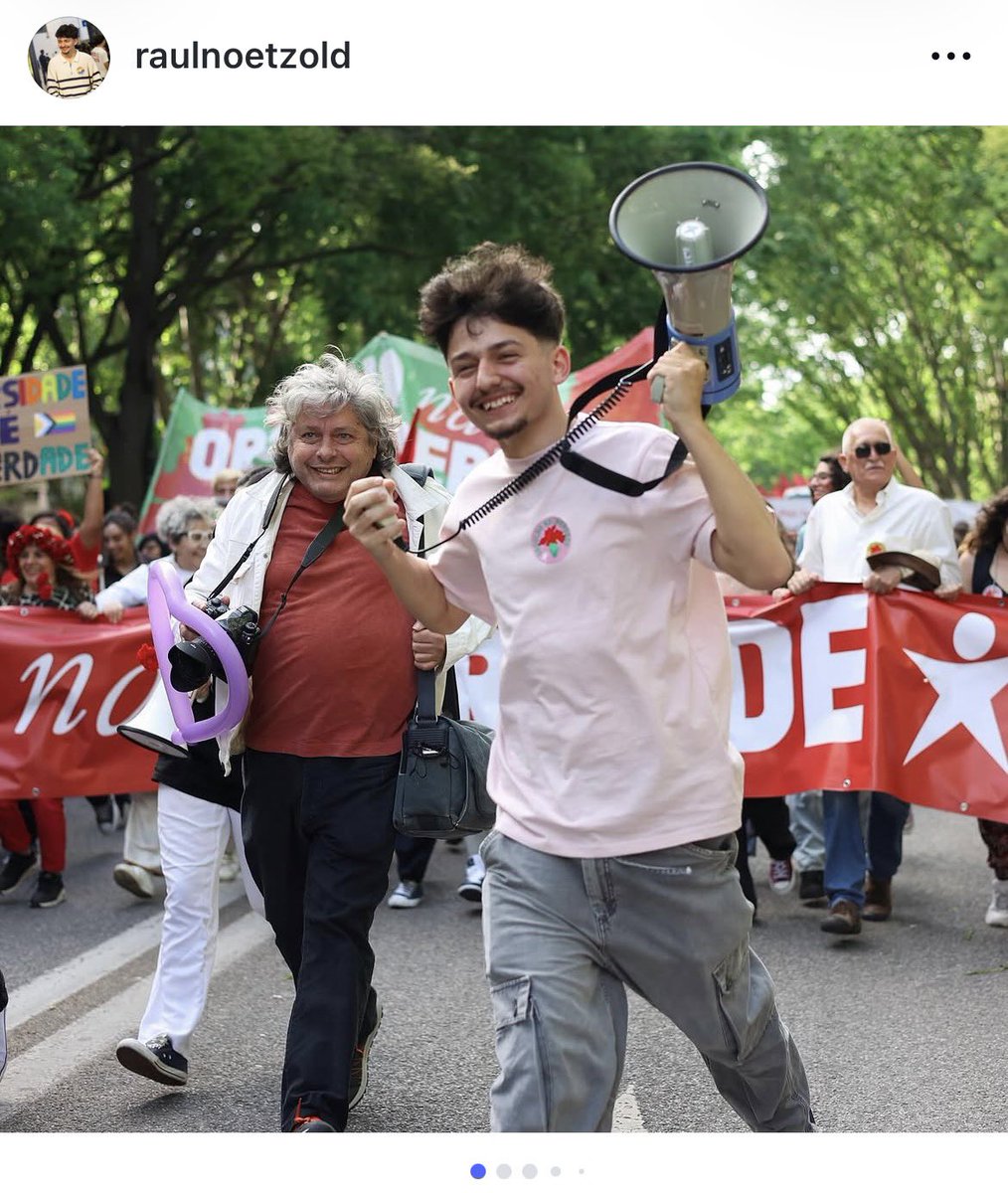 hmscarneiro's tweet photo. O jovem Raúl, organizador da manif de ontem, numa manif do BE. A imprensa deu-lhe destaque como se fosse um verdadeiro estudante indignado e injustiçado. De isento tem muito pouco. Mas nessa sua manif lá estava a envergonhada deputada jota do PS 🥸 https://t.co/njMhCBfhf1