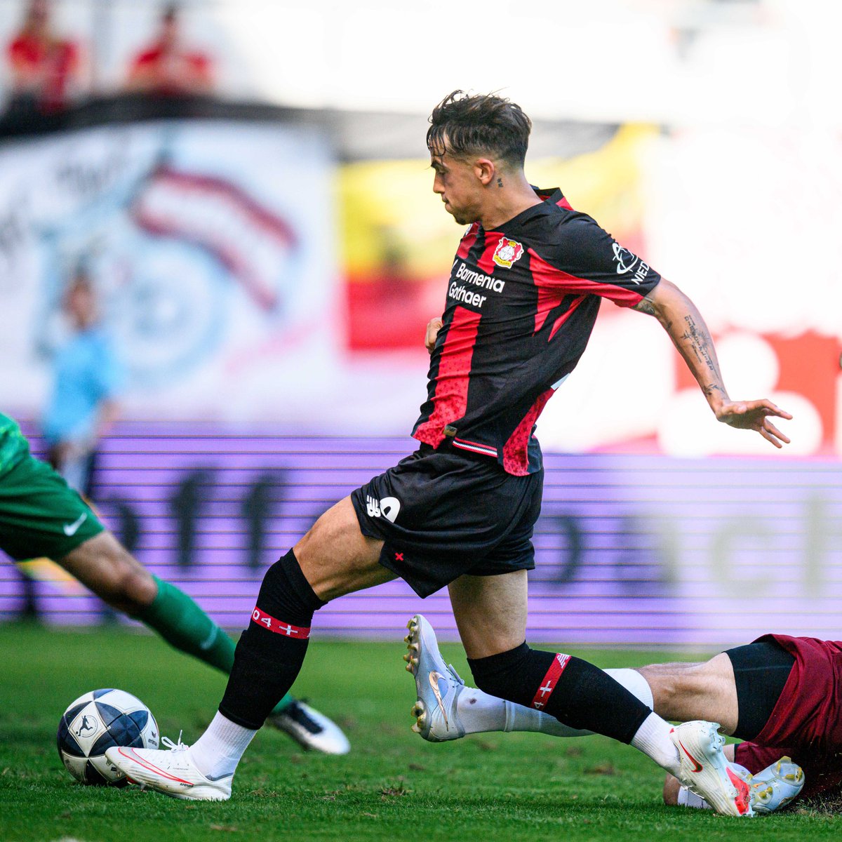 bayer04_es's tweet photo. Dos amistosos ✌️
Tres goles ⚽️⚽️⚽️

¡Excelente, Afonso! ⚡️🇵🇹

#OFCB04 | #SomosBayer04 🖤❤️ https://t.co/PRCylqc0Ia