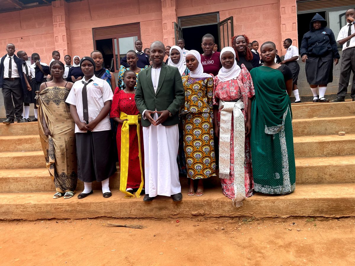 EddieKisenyi449's tweet photo. During one of my Luganda Classes in senior one at the mighty @Commune High School - Kitende i taught about Buganda kingdom cultural wear and it's evolution from the times of leaves to the current wears.
#NdimwanawaBuganda
#BugandaHeritage
#kabakayekka
@nkobazambogo_u https://t.co/XOAkeI0JFF