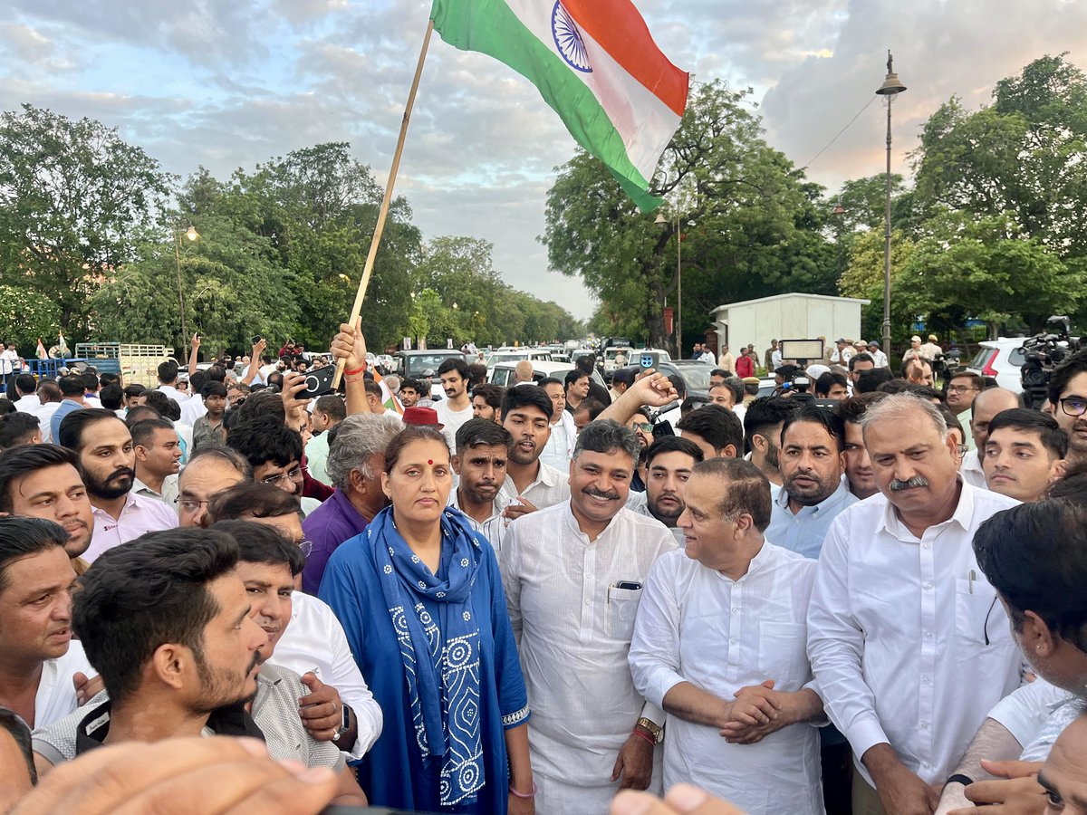 KrishnaPooniaIN's tweet photo. हमारे नेता राहुल गांधी जी के दृढ़ एवं सतत संघर्ष के परिणामस्वरूप केंद्रीय ��िक्षा मंत्री धर्मेंद्र प्रधान के इस्तीफे के बाद आज जयपुर शहर कांग्रेस कमेटी द्वारा आयोजित विजय मार्च में कांग्रेस के वरिष्ठ पदाधिकारियों के साथ शामिल हुई।

📍 जयपुर @RahulGandhi @INCIndia @kharge @priyankagandhi @kcvenugopalmp @INCRajasthan @GovindDotasra @TikaRamJullyINC