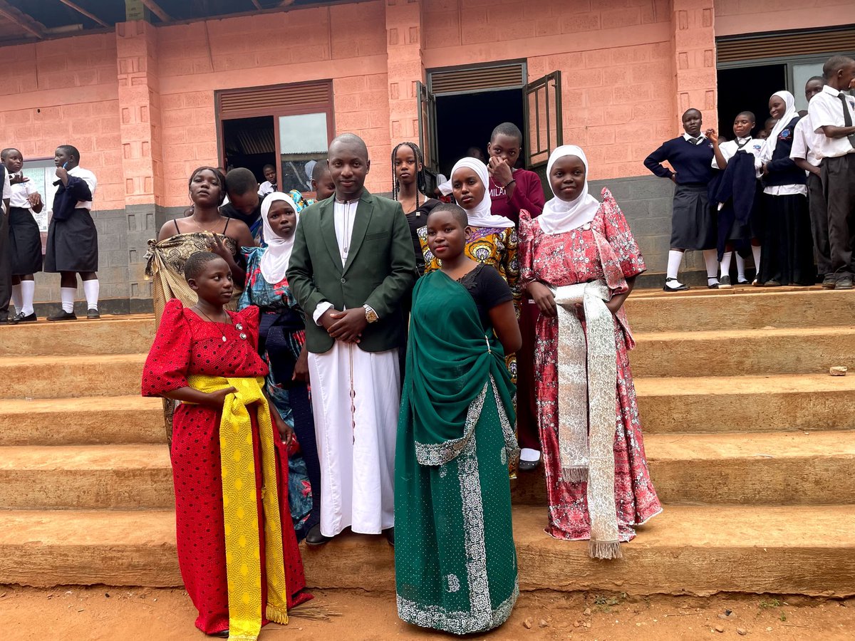 EddieKisenyi449's tweet photo. During one of my Luganda Classes in senior one at the mighty @Commune High School - Kitende i taught about Buganda kingdom cultural wear and it's evolution from the times of leaves to the current wears.
#NdimwanawaBuganda
#BugandaHeritage
#kabakayekka
@nkobazambogo_u https://t.co/XOAkeI0JFF