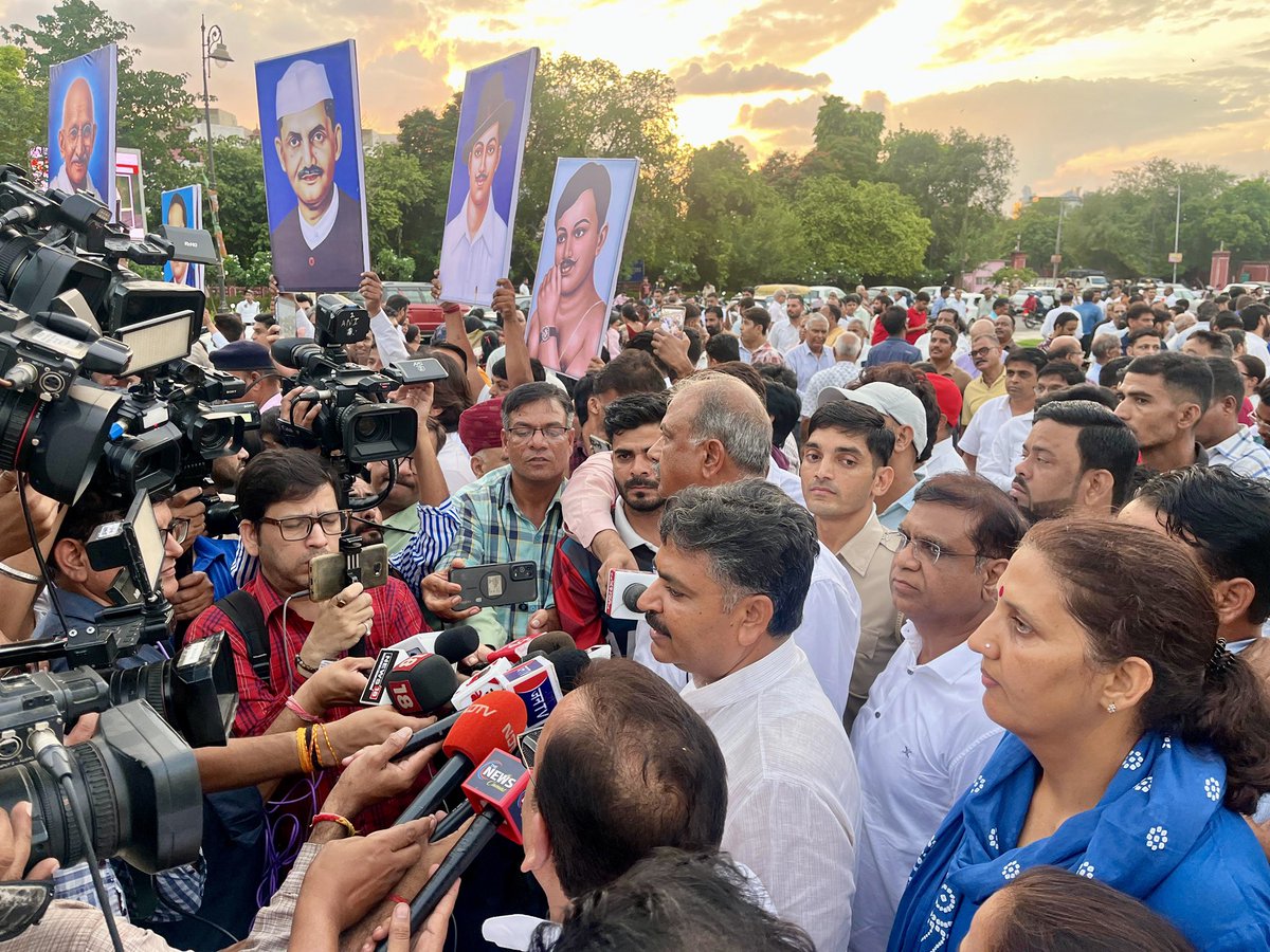 KrishnaPooniaIN's tweet photo. हमारे नेता राहुल गांधी जी के दृढ़ एवं सतत संघर्ष के परिणामस्वरूप केंद्रीय ��िक्षा मंत्री धर्मेंद्र प्रधान के इस्तीफे के बाद आज जयपुर शहर कांग्रेस कमेटी द्वारा आयोजित विजय मार्च में कांग्रेस के वरिष्ठ पदाधिकारियों के साथ शामिल हुई।

📍 जयपुर @RahulGandhi @INCIndia @kharge @priyankagandhi @kcvenugopalmp @INCRajasthan @GovindDotasra @TikaRamJullyINC
