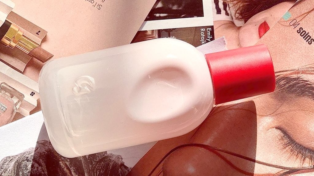 Momihael1100's tweet photo. GLOSSIER YOU EDP
❤️ ตัวนี้ก็แบ่งถูกค้าบ น้องฝาแดง รุ่นหลักตัวดังตลอดกาล
❤️ น้ำหอมสายผิวสะอาด สายคลีน ตัวนี้ต้องมี

❤️ 5ml​ 290 (ปกติ 400)
❤️ 10ml​ 550 (ปกติ 770)

DESCRIPTION : กลิ่นพิเศษที่จะช่วยดึงเสน่ห์จากผิวเราให้ออกมาหอมมีเอกลักษณ์แบบไม่เหมือนใครค่ะ โทน���าวเดอร์รี่ มักส์กี้ จากไอริส Sexy เรียบหรู และส่วนผสมพิเศษ Ambroxan หรือมักส์สังเคราะห์ ที่ให้ความละมุน สะอาด เหมือนกลิ่นผิว กลิ่นแป��ง กลิ่นผ้าซักรีดหอม กลิ่นที่นอนคลีนๆ หอมแบบไม่ทำร้ายคนรอบข้าง ใช้ได้ทุกโอกาสค่า

แจ้งmlด้วยน้า
(รับ70ml) กล่องขาย