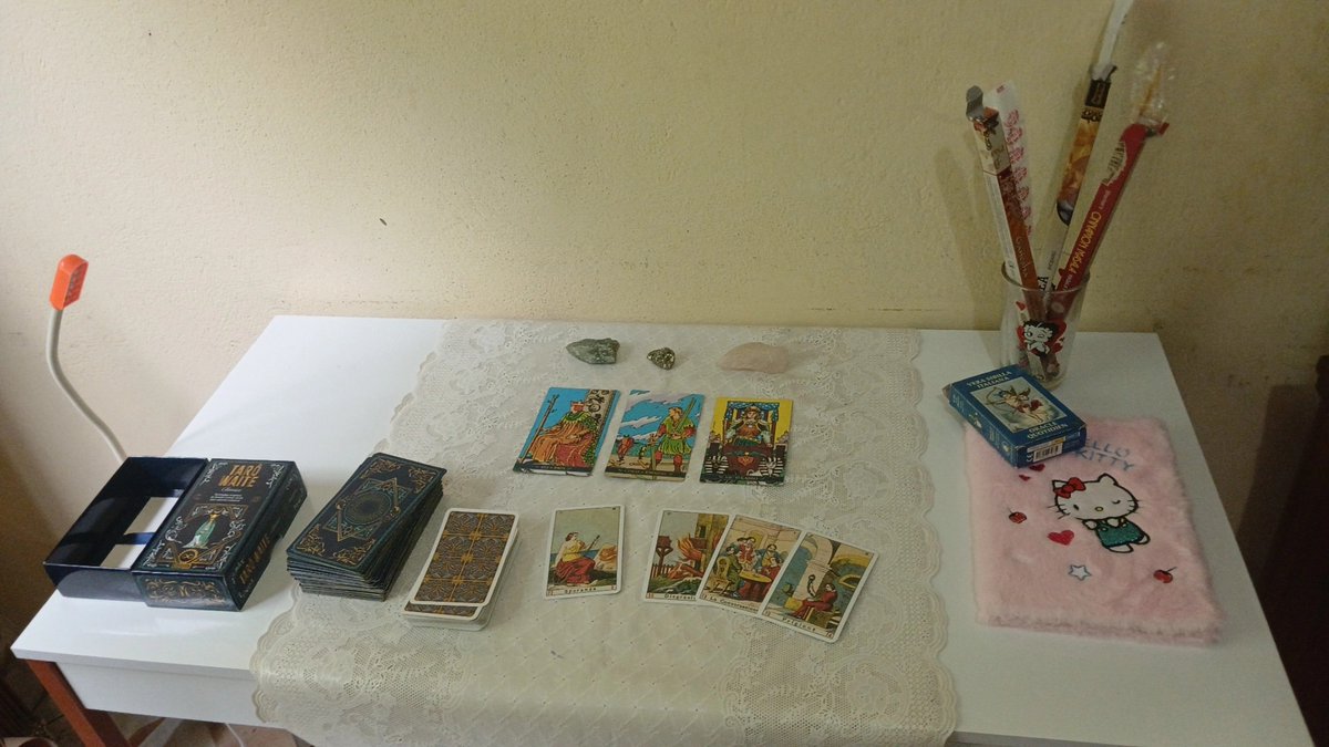 camitarologa's tweet photo. mês passado eu comprei uma mesa só pro tarot 💖💖 ainda tô ajeitando aos poucos (tô procurando um castiçal e um incensario rosa e vermelho), mas fico super feliz vendo meu cantinho https://t.co/rXen3OTsRT