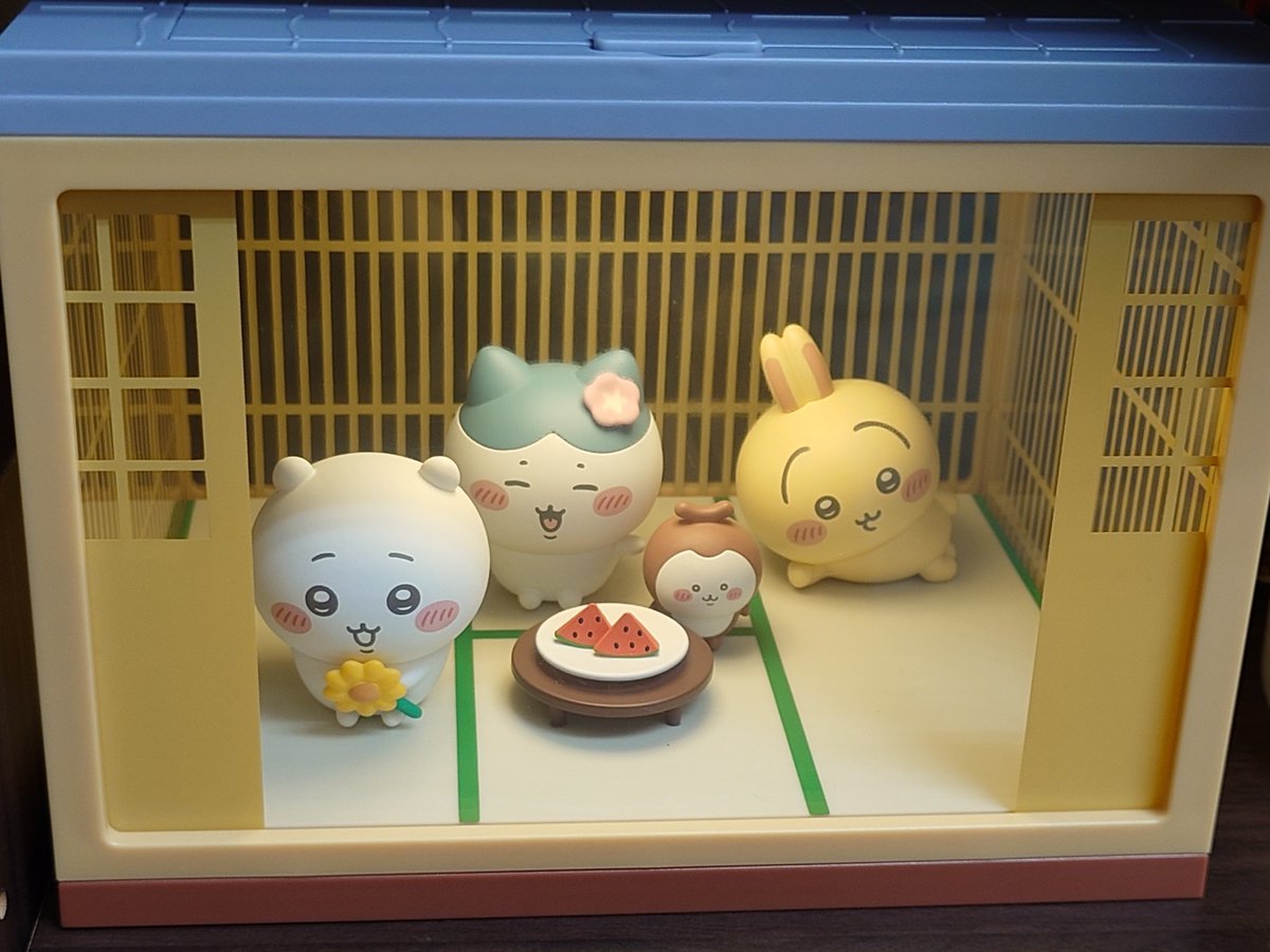 shibakunsan's tweet photo. ちいかわ　エニマイくじのジオラマフィギュアにダイソーで買ったライト付けてみた！良い感じ🙌🎶✨️ https://t.co/IZg8E6p48J