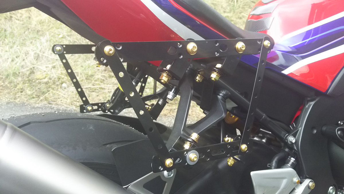 STEEL_MALE's tweet photo. そう言えばドリーム店長さんが
来年CBR1000RR-Rの新型でるのでどうですか？
なんて言ってきたけど無理無理無理！
ヤマハのR1Mに対抗するため
なんでも今よりワンランク上のクラスとか？
今でも頭のネジが緩んでるどころか
付いてない？ようなバイクなのに（苦笑
RR-RRとかRが4つ付いた名前だったりして https://t.co/VWMBt9rG1V