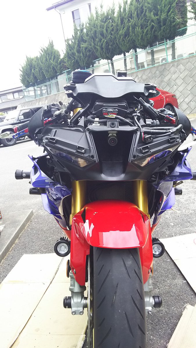 STEEL_MALE's tweet photo. そう言えばドリーム店長さんが
来年CBR1000RR-Rの新型でるのでどうですか？
なんて言ってきたけど無理無理無理！
ヤマハのR1Mに対抗するため
なんでも今よりワンランク上のクラスとか？
今でも頭のネジが緩んでるどころか
付いてない？ようなバイクなのに（苦笑
RR-RRとかRが4つ付いた名前だったりして https://t.co/VWMBt9rG1V