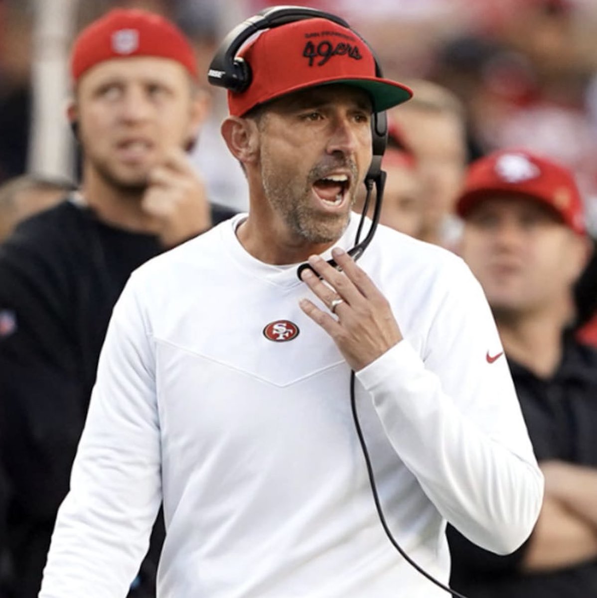 LakeShowYo's tweet photo. 49ers head coach Kyle Shanahan broke his nose, three ribs, his hand, needed over 40 stiches in his face and suffered a severe concussion in a major car crash

Prayers up 🙏 https://t.co/uMvBQRKKMU