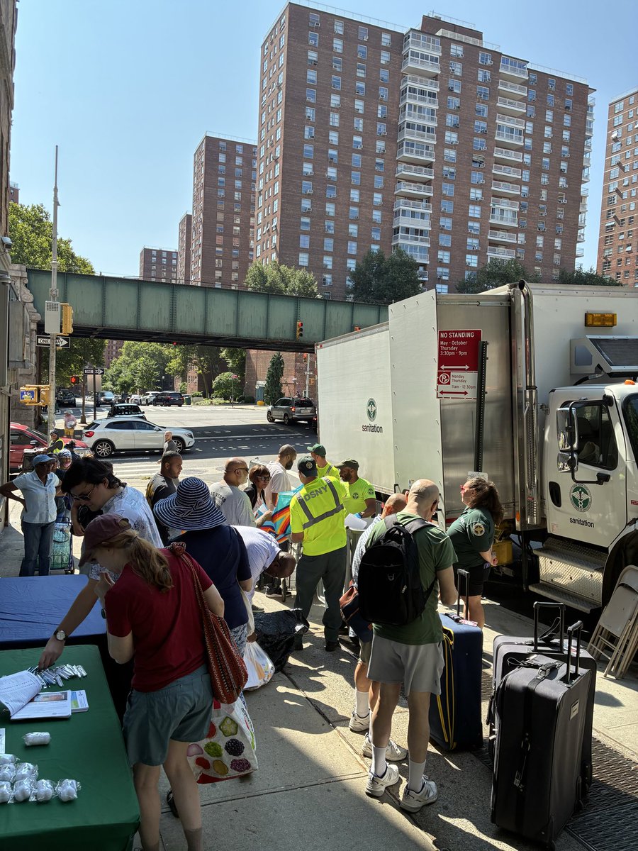 CMShaunAbreu's tweet photo. The sun is out and we’re shredding!

There’s still time to stop by Broadway and La Salle to securely dispose of your unwanted documents. We’ll be here until 1pm. 

Or catch us on Saturday, August 29, 10am - 1pm at West 114th Street and Broadway! https://t.co/cNuIuwLVvI