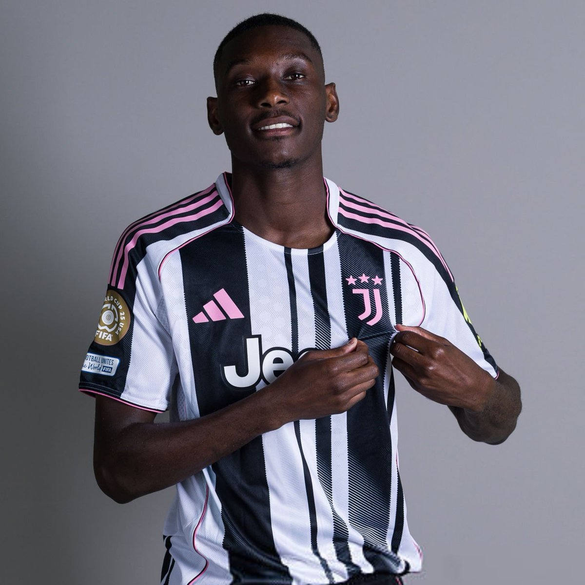 lnstantFoot's tweet photo. 🚨LA JUVENTUS ACCÉLÈRE POUR RANDAL KOLO MUANI ! 🇫🇷 🤍🖤

Les discussions avec le PSG avancent autour d'un transfert estimé à 40 M€ + bonus. 💰

Kolo Muani souhaite rejoindre la Juventus. ✅

( 🗞️@JacobsBen ) https://t.co/3RuJIcTpec