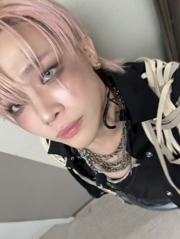 sylwenon's tweet photo. - scar to scar . . . 🐺

#LUNÉSelcaDay #LunéJidoriDay #andTEAM #NICHOLAS #LSD @andTEAM_members https://t.co/czxd2gwlo0