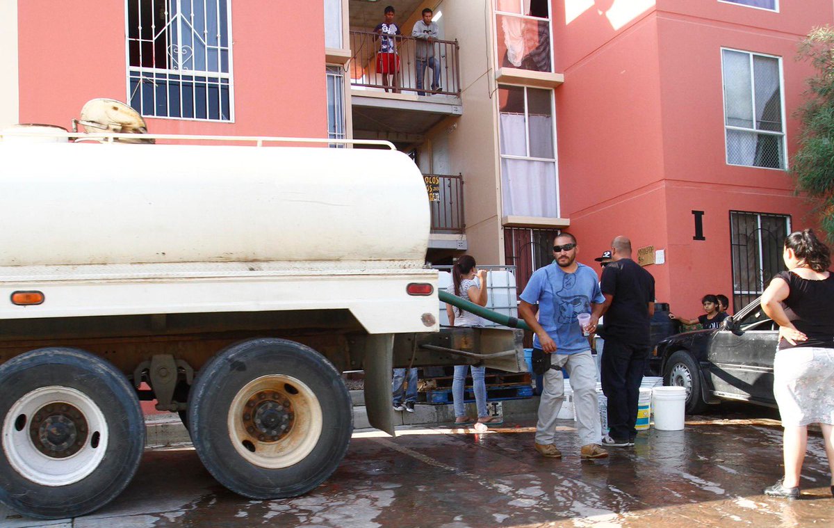adelanavarro's tweet photo. En Baja California, la ola de calor expone la inoperancia gubernamental: miles de familias sufren semanas sin agua y continuos apagones. Sin embargo, los políticos de Morena ya andan en campaña para 2027, prometiendo lo que no quisieron ni pudieron resolver cuando fueron gobierno.

https://t.co/DUE4QBD6Rj