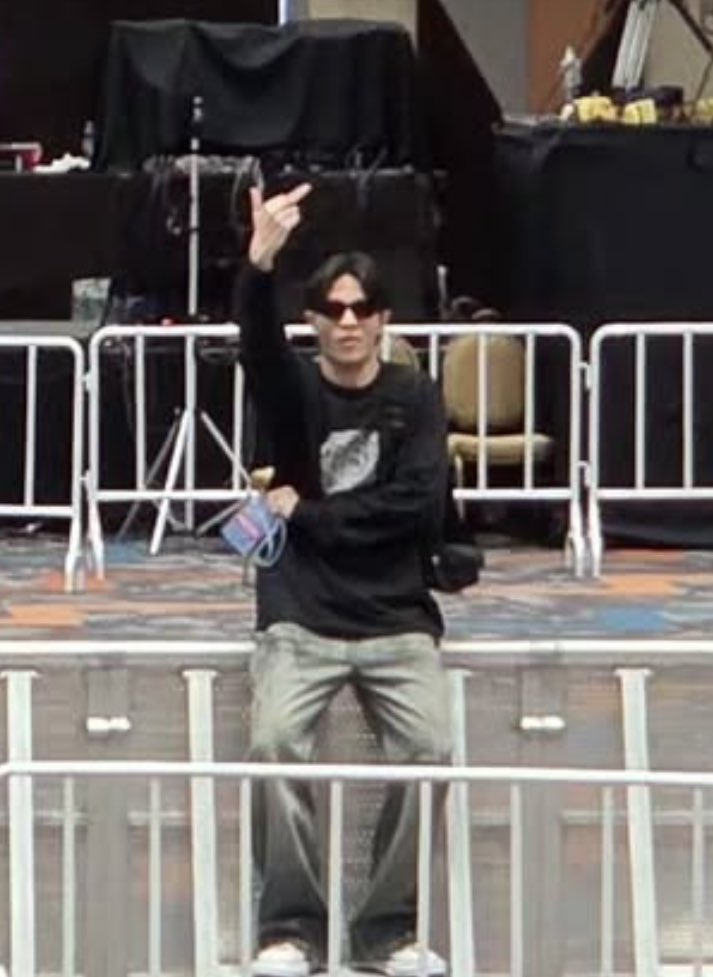 willyestaz's tweet photo. lmao williamest and their middle finger 😂😂😂

꒰ა #WilliamEst #วิลเลี่ยมเอส ໒꒱ https://t.co/L5npxnFRCw