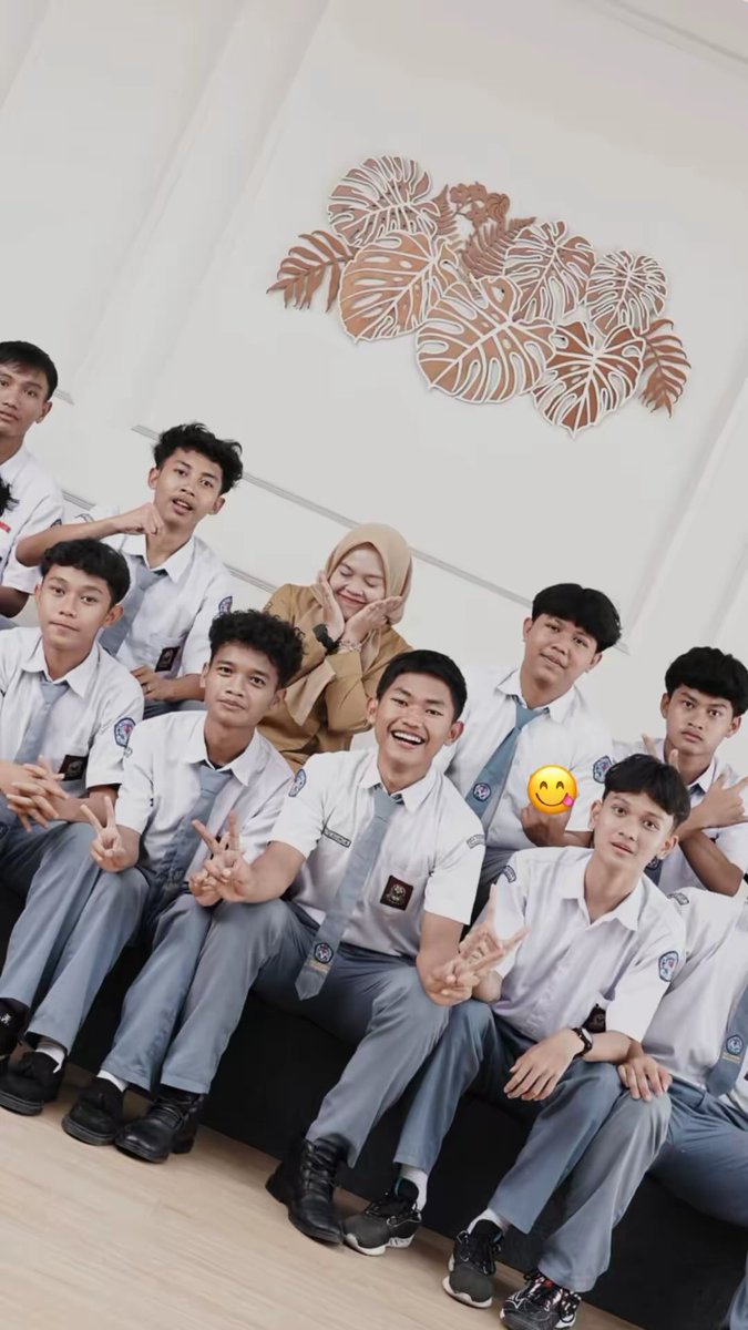 daranii__'s tweet photo. @geraldyoo_ Orang-orang engga percaya umur gue 30th, btw gue guru nya yah 😊 https://t.co/o0dGLqDyd5
