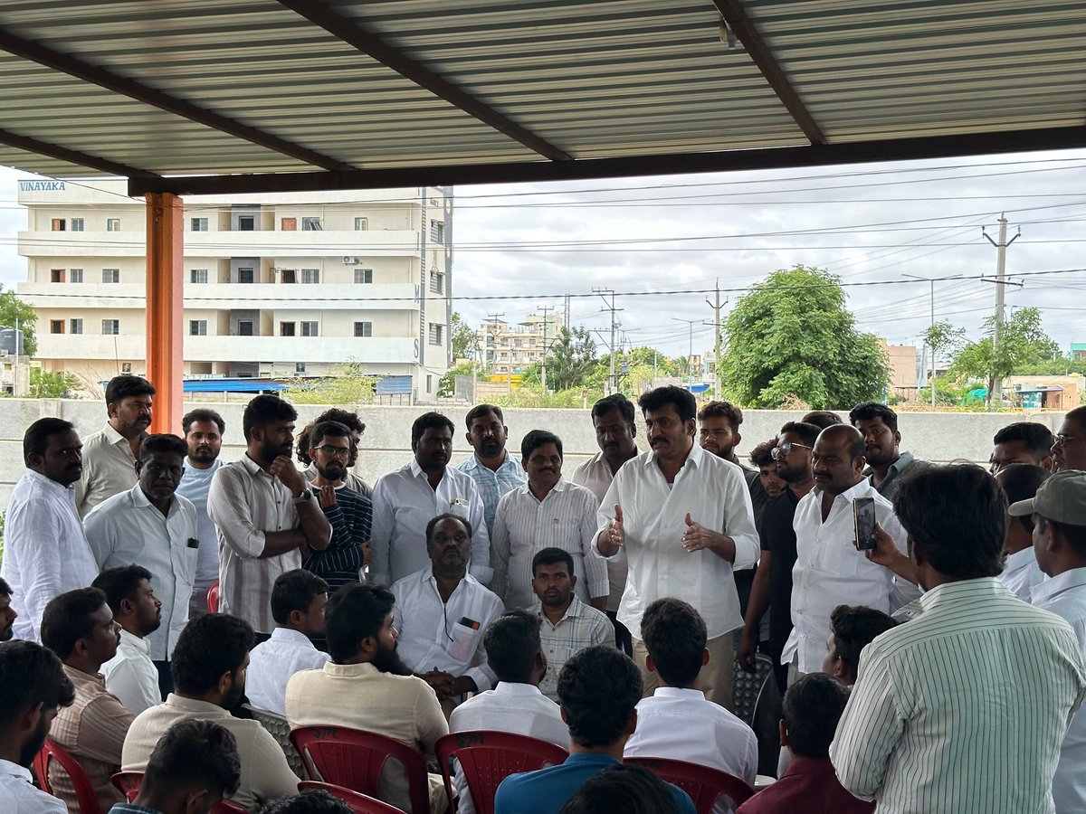 ManpreethReddyT's tweet photo. Students and Youth having Tea time with @ImThopudurthi  Anna  👌🏻❤️🙌🏻

#thopudurthyprakashreddy #raptadu 

Special guest to our village @yysrcp007  @Austin_Ysj  @MuchimariRakesh  Thank you for coming and making program successful https://t.co/6PxwLh7xzX