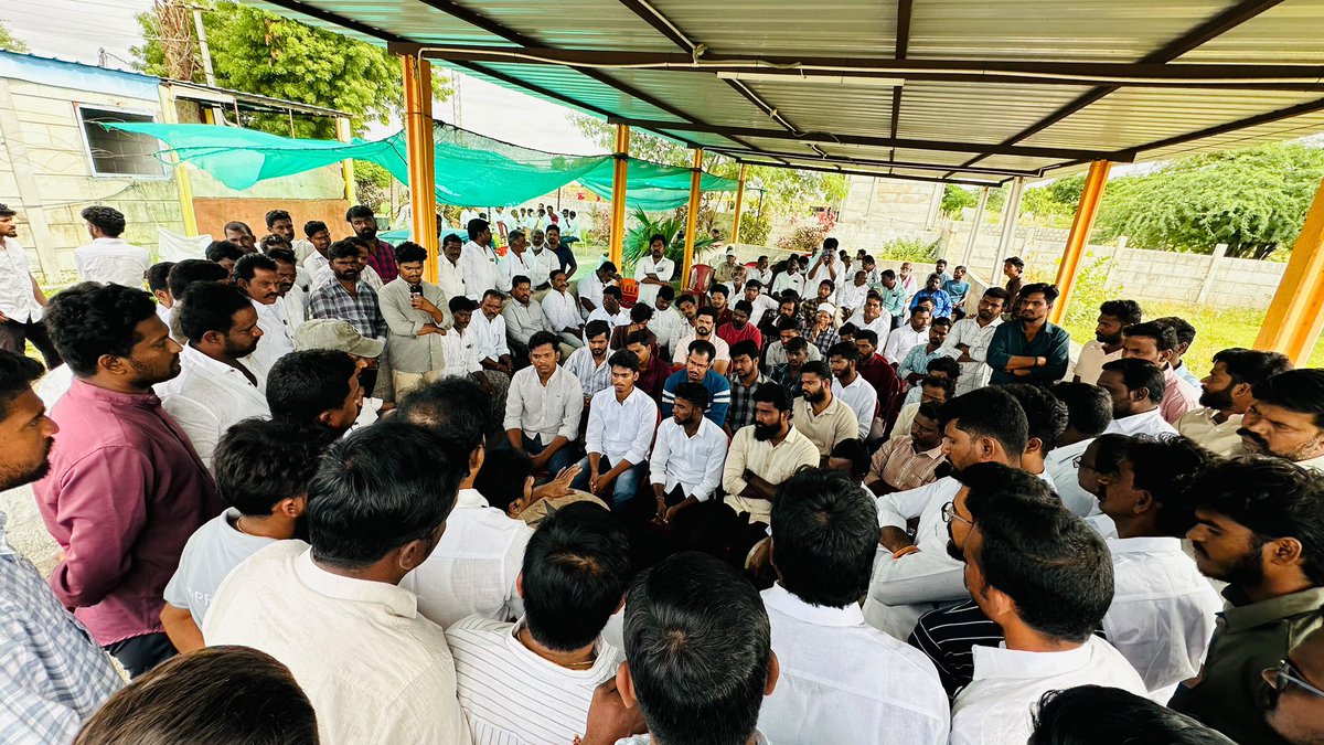 ManpreethReddyT's tweet photo. Students and Youth having Tea time with @ImThopudurthi  Anna  👌🏻❤️🙌🏻

#thopudurthyprakashreddy #raptadu 

Special guest to our village @yysrcp007  @Austin_Ysj  @MuchimariRakesh  Thank you for coming and making program successful https://t.co/6PxwLh7xzX