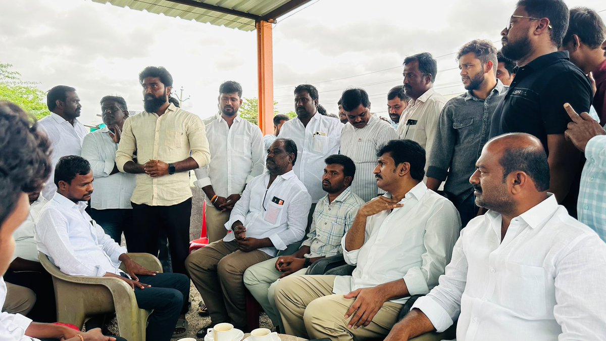 ManpreethReddyT's tweet photo. Students and Youth having Tea time with @ImThopudurthi  Anna  👌🏻❤️🙌🏻

#thopudurthyprakashreddy #raptadu 

Special guest to our village @yysrcp007  @Austin_Ysj  @MuchimariRakesh  Thank you for coming and making program successful https://t.co/6PxwLh7xzX