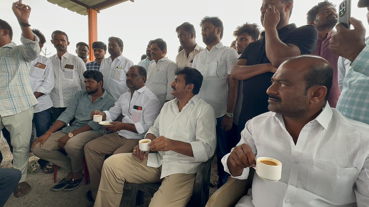 ManpreethReddyT's tweet photo. Students and Youth having Tea time with @ImThopudurthi  Anna  👌🏻❤️🙌🏻

#thopudurthyprakashreddy #raptadu 

Special guest to our village @yysrcp007  @Austin_Ysj  @MuchimariRakesh  Thank you for coming and making program successful https://t.co/6PxwLh7xzX
