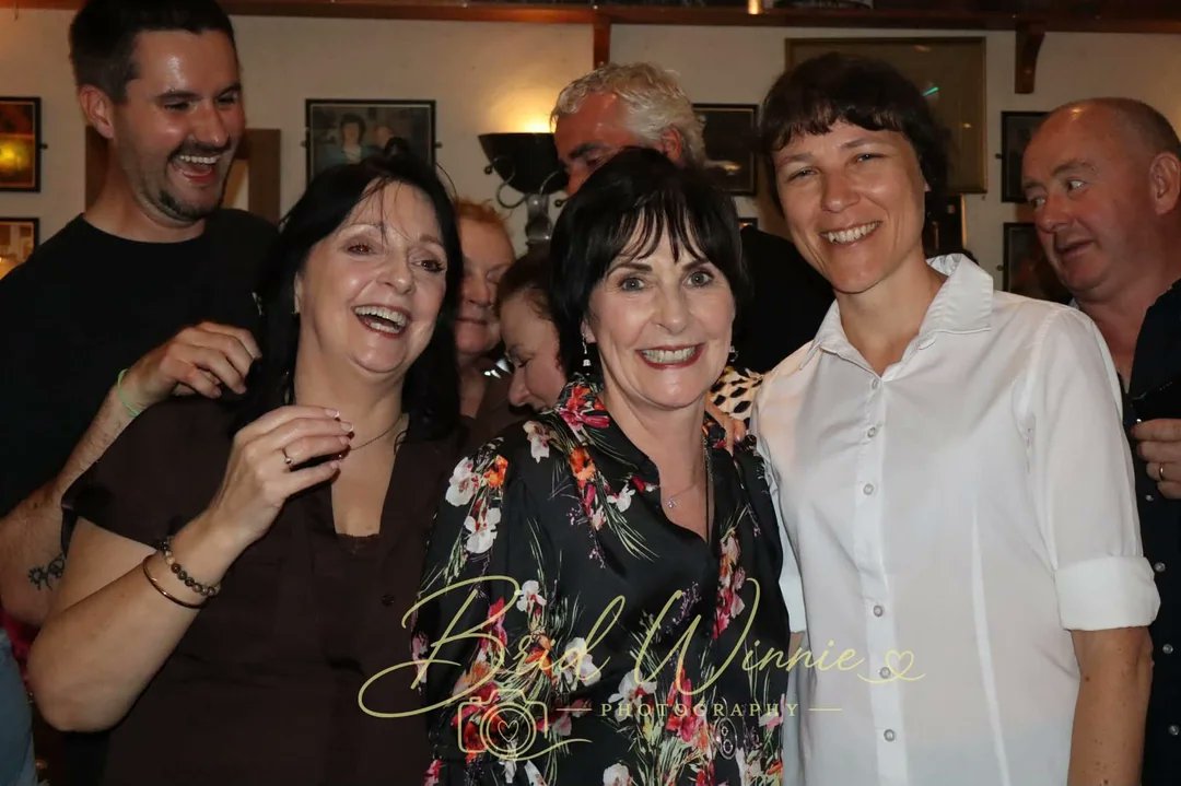 subtli_enyamisc's tweet photo. Ahh been obsessing over the new pictures where Enya appeared last night at Leo's Tavern! Here are just a few ๐๐๐บ
Photography credit to lovely Brid Sweeney and Susan Doherty sharing the photos from Donegal ๐ธ๐๐ถ
#enya #maireadnimhaonaigh #eoinferry #moyabrennan #donegal #ceol https://t.co/0uFjqUggC5