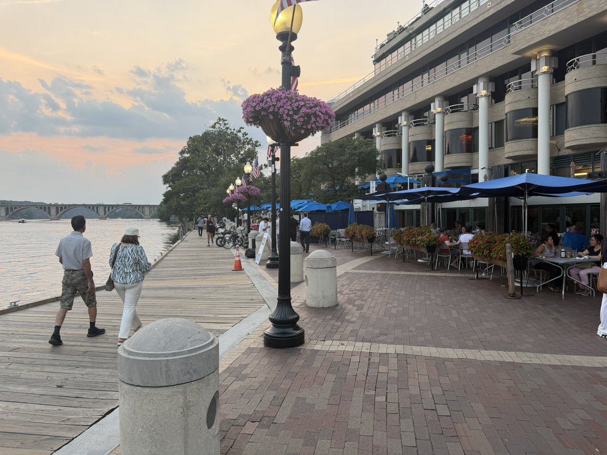 EnriquePenalosa's tweet photo. Como Barranquilla, Montería, o Medellín, y todas las ciudades del mundo con frentes de agua, Bogotá debe hacer un malecón por su frente de agua: de 100kms, desde Tibitoc hasta el embalse del Muña. 

Para caminar, ir en bicicleta, silla de ruedas, coche de bebé, y disfrutar del frente de agua del río Bogotá.

Es crítico para que los ciudadanos vivan más felices y para construir igualdad. 

Este es parte del de Washington DC