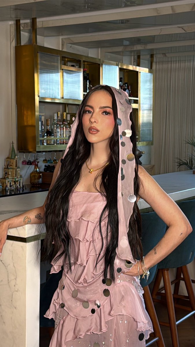 PatyCantu's tweet photo. Pon esta canción y de repente un montón de gente va a sentirse ofendida… será porque que les queda el saco no? 

Mood: tres veces (las que te voy a negar). Cortando los hilos de tu manipulación. Avisándote que no eres el juez de nadie. Mírate al espejo antes de señalar bebé. 
No te vuelvo a rezar. Rézanos tu.