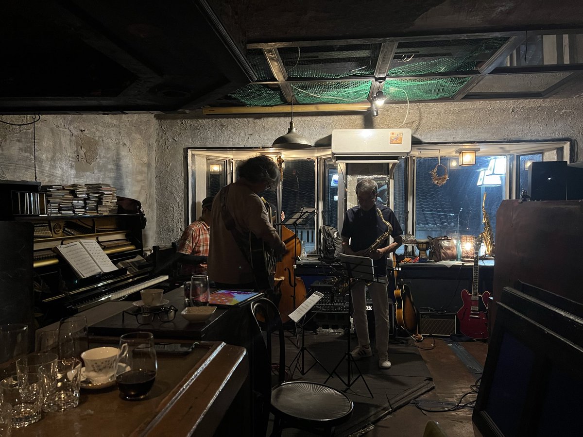 tsaksnd's tweet photo. プラサードでセッション。

残念ながら、今日で最後だそうです…偶然見つけて、たまにのぞかせてもらってたので、ちょっと寂しいけど、また新しいお店で会える事を楽しみに！

お疲れ様でした！

#プラサード
#ジャズセッション
#閉店 https://t.co/Rf8dJMpLy8