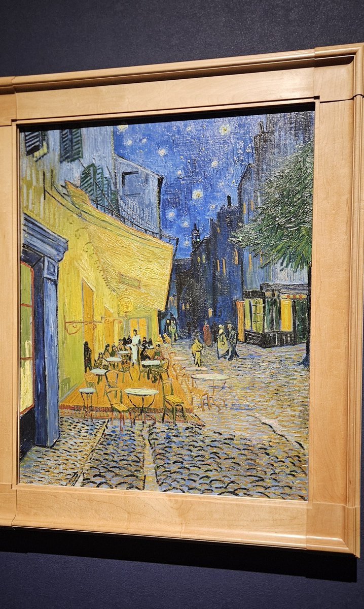 yknc_ST's tweet photo. 私も1番好きな絵夜のカフェテラスが見たくて去年から楽しみにしてた大ゴッホ展行ったよ～！
予約した日時が台風で開館せず別日に出直して写真撮ったのに出し忘れてたからこの機会に！
推しと同じ景色を見てたのって嬉しいね
本物が嬉しくて夜のカフェテラス前何周も並んだよ
#SixTONESANN https://t.co/tweSvu9ZqM