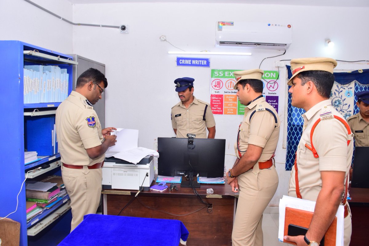 Shojgl_rural's tweet photo. ఆకస్మిక తనిఖీల్లో భాగంగా బాసర జోన్ డీఐజీ శ్రీ ఆర్. భాస్కరన్, IPS గారు ఈరోజు జగిత్యాల రూరల్ PS ను సందర్శించి పోలీస్ స్టేషన్ నిర్వహణ, రికార్డుల మెయింటెనెన్స్ సంతృప్తికరంగా ఉన్నా��ని జగిత్యాల పోలీసులను ప్రత్యేకంగా అభినందించారు.
#JagtialRuralPS
@SpJagtial
@TelanganaCops
@DGPTelangana https://t.co/eIELvF1DDx