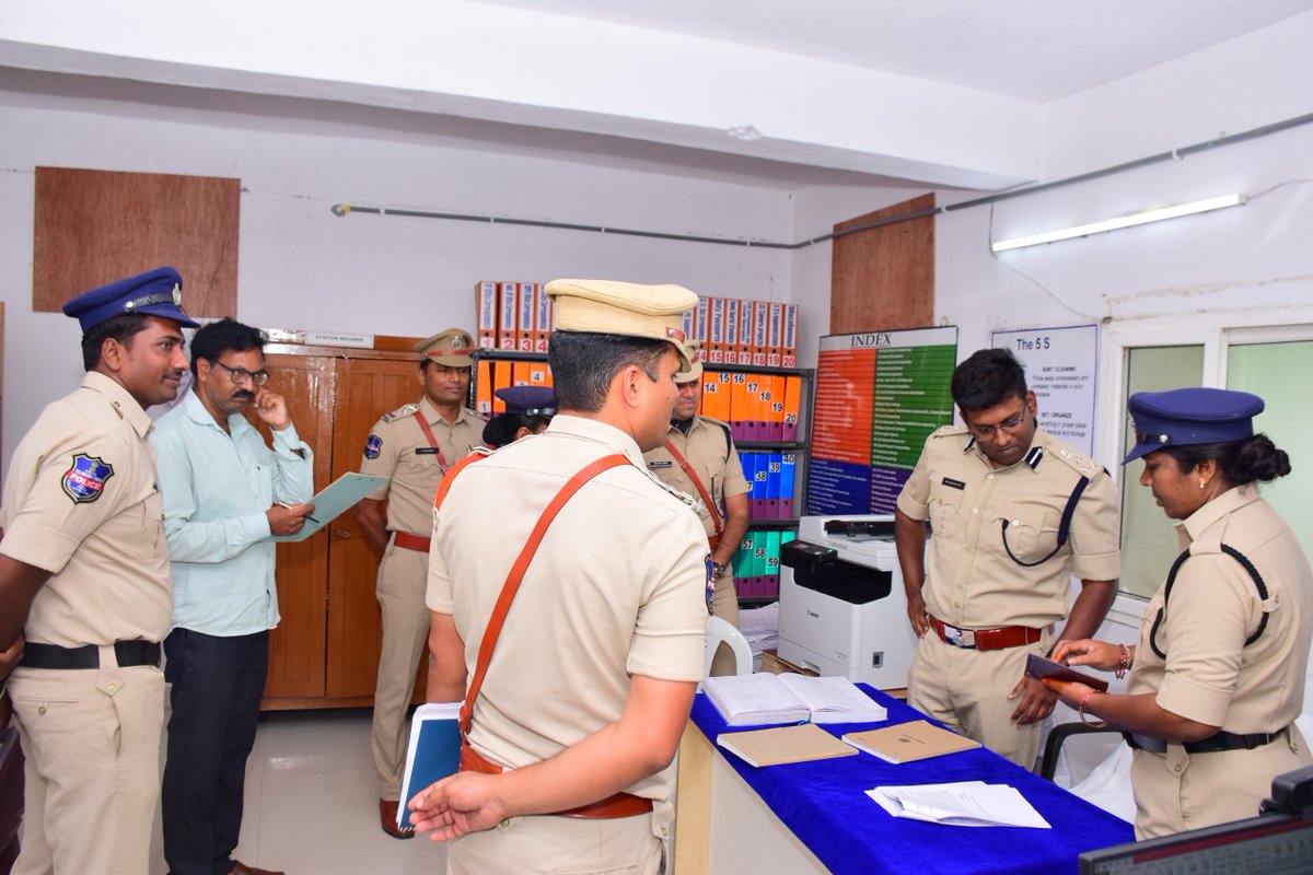Shojgl_rural's tweet photo. ఆకస్మిక తనిఖీల్లో భాగంగా బాసర జోన్ డీఐజీ శ్రీ ఆర్. భాస్కరన్, IPS గారు ఈరోజు జగిత్యాల రూరల్ PS ను సందర్శించి పోలీస్ స్టేషన్ నిర్వహణ, రికార్డుల మెయింటెనెన్స్ సంతృప్తికరంగా ఉన్నా��ని జగిత్యాల పోలీసులను ప్రత్యేకంగా అభినందించారు.
#JagtialRuralPS
@SpJagtial
@TelanganaCops
@DGPTelangana https://t.co/eIELvF1DDx