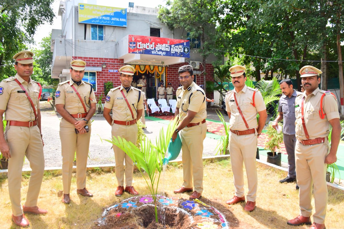 Shojgl_rural's tweet photo. ఆకస్మిక తనిఖీల్లో భాగంగా బాసర జోన్ డీఐజీ శ్రీ ఆర్. భాస్కరన్, IPS గారు ఈరోజు జగిత్యాల రూరల్ PS ను సందర్శించి పోలీస్ స్టేషన్ నిర్వహణ, రికార్డుల మెయింటెనెన్స్ సంతృప్తికరంగా ఉన్నా��ని జగిత్యాల పోలీసులను ప్రత్యేకంగా అభినందించారు.
#JagtialRuralPS
@SpJagtial
@TelanganaCops
@DGPTelangana https://t.co/eIELvF1DDx
