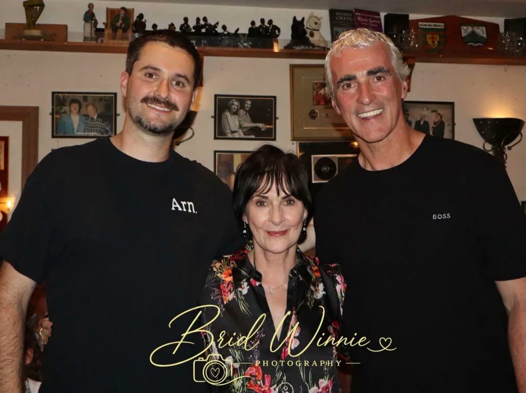 subtli_enyamisc's tweet photo. Ahh been obsessing over the new pictures where Enya appeared last night at Leo's Tavern! Here are just a few ๐๐๐บ
Photography credit to lovely Brid Sweeney and Susan Doherty sharing the photos from Donegal ๐ธ๐๐ถ
#enya #maireadnimhaonaigh #eoinferry #moyabrennan #donegal #ceol https://t.co/0uFjqUggC5