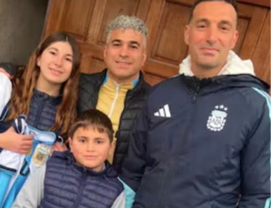 peladodelatv's tweet photo. Un nene le pidió un autógrafo a Scaloni, pero en realidad era un contrato para que se quede en la selección hasta el Mundial 2030.

Hay que cerrar el estadio 👏👏👏 https://t.co/Ah4I8g2YyB