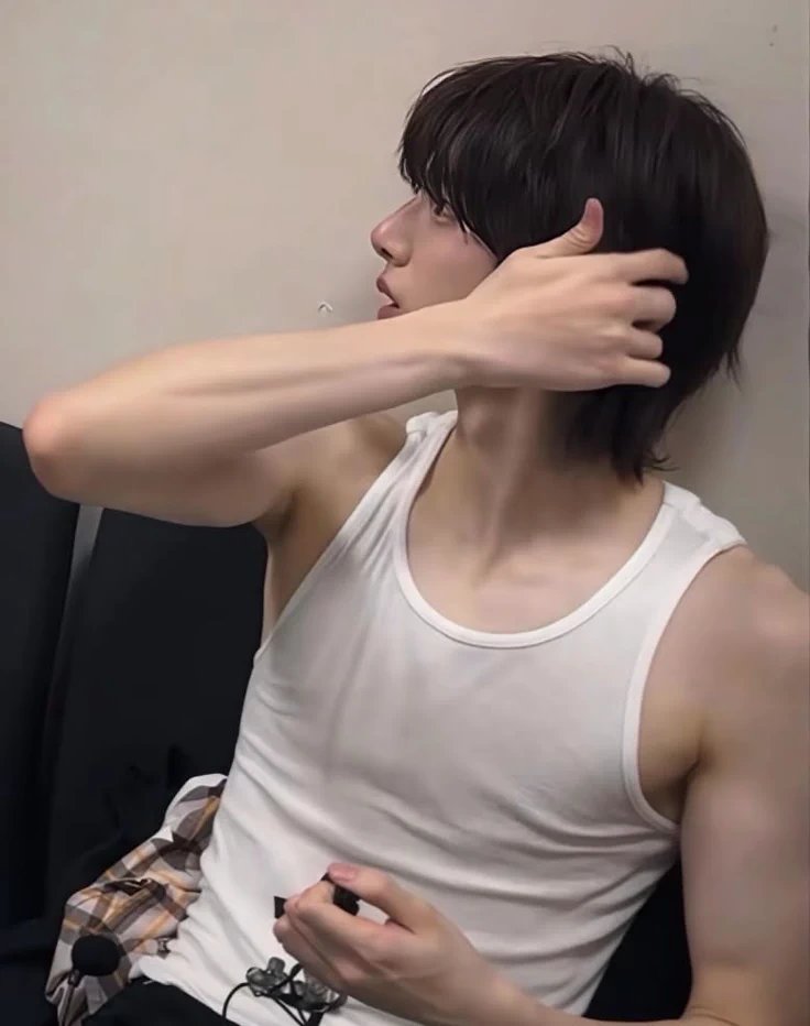moirteen's tweet photo. “Gue berat                          “Nar... Berat lu
Res, 55kg.”                           setara beban 
                                                 pemanasan gua
                                                 di gym, btw.” https://t.co/lWEf0l585k